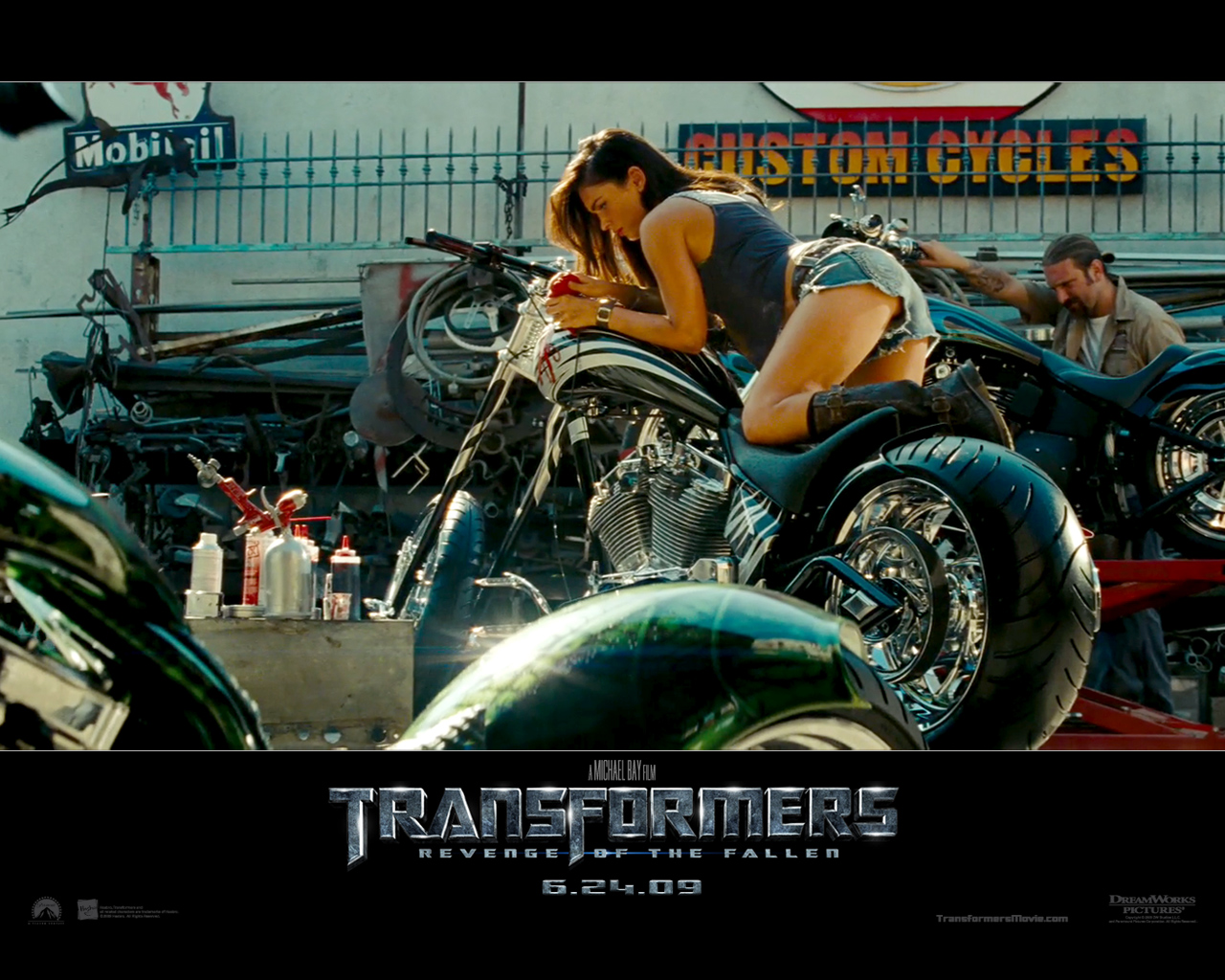 "Transformers: Revenge of the Fallen - Megan Fox as Mikaela Banes" desktop wallpaper number 2 (1280 x 1024 pixels)